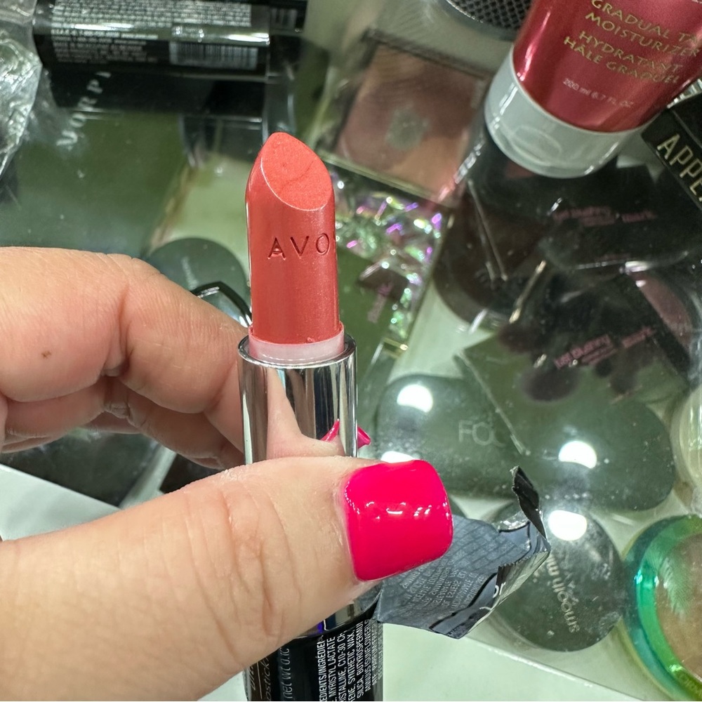 Avon Ultra Color Lipstick Tender Kiss - Picture 3 of 8